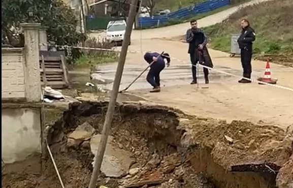 İnşaat alanında toprak kayması paniğe yol açtı!