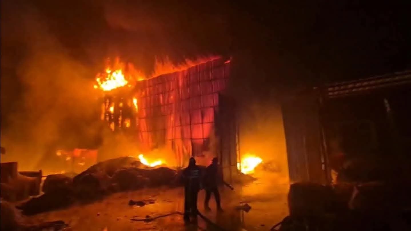Gebze'de Atık Naylon Deposunda Yangın!