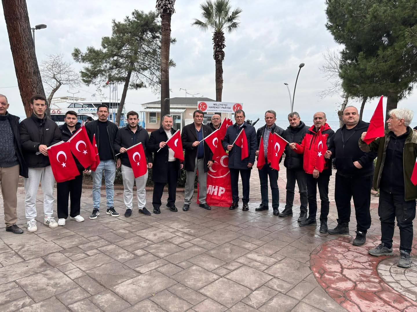 Kocaeli'de Ülkü Ocakları'ndan Bayrak Dağıtımı!