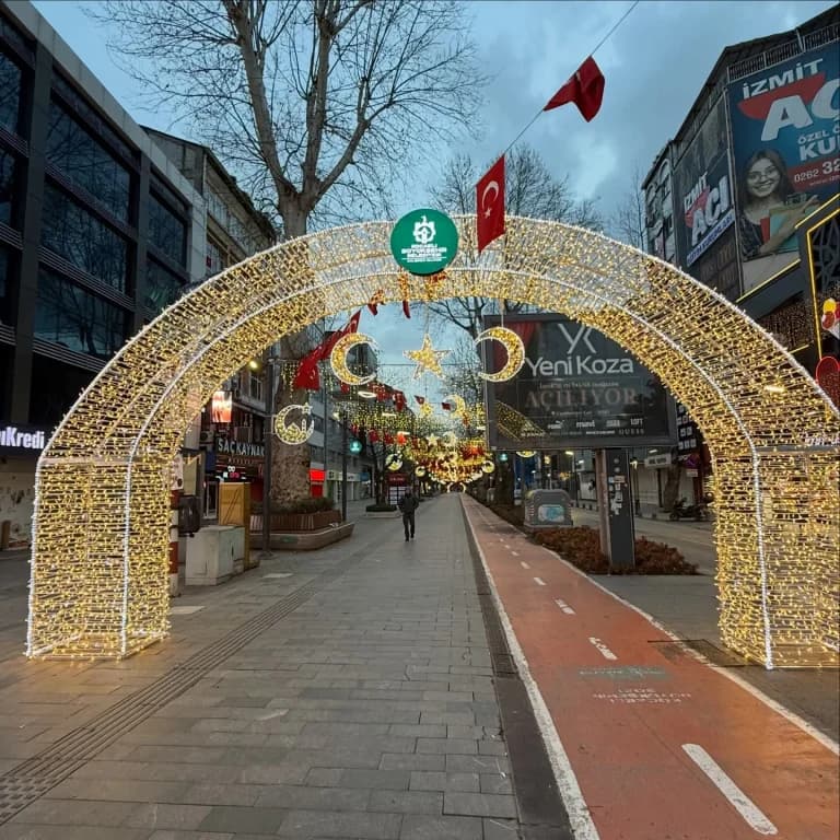 İzmit Yürüyüş Yolu Ramazan için ışıklarla donatıldı