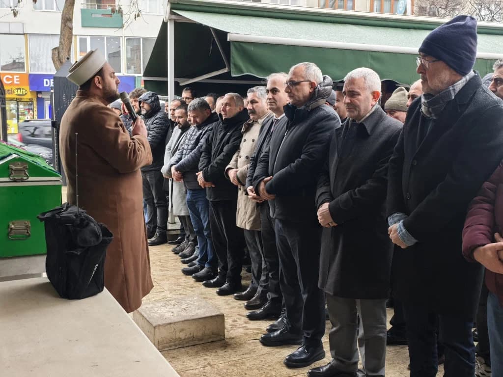 Gebzeli Esnaf Akan Kol'un Annesi Vefat Etti