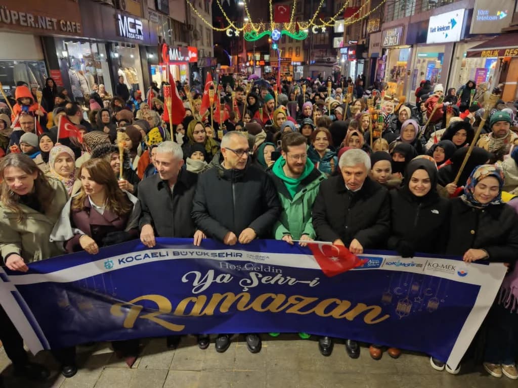 Gebze'de Ramazan coşkusu fener alayı ile başladı