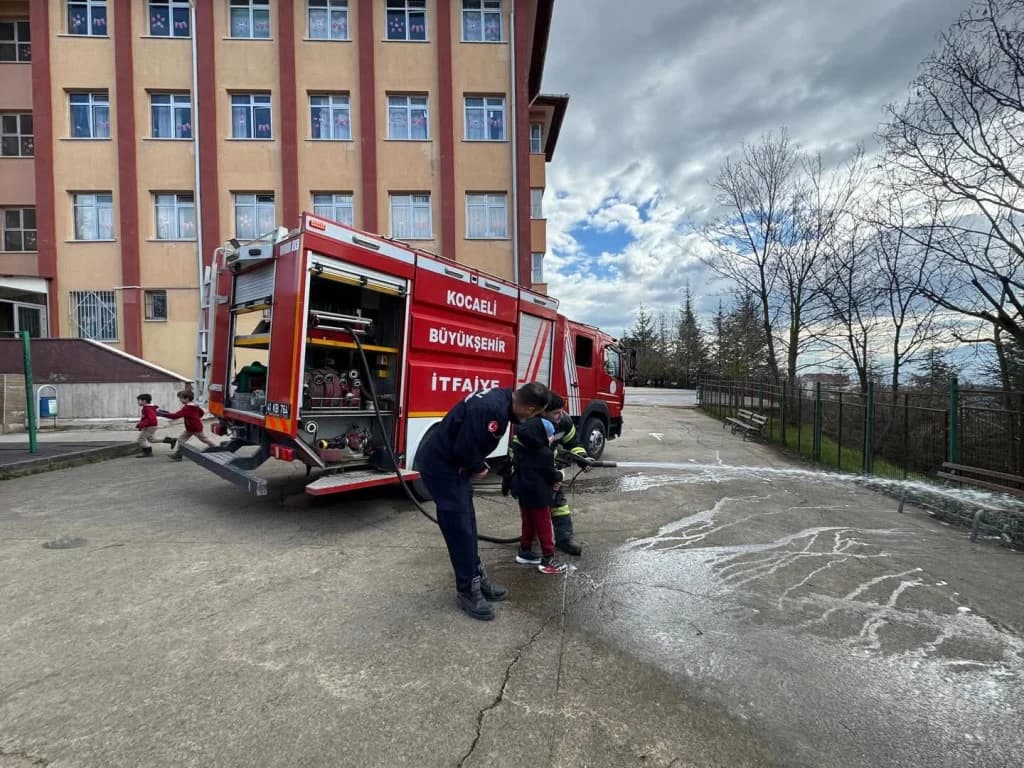 İzmit'te ilkokul öğrencilerine yangın güvenliği eğitimi