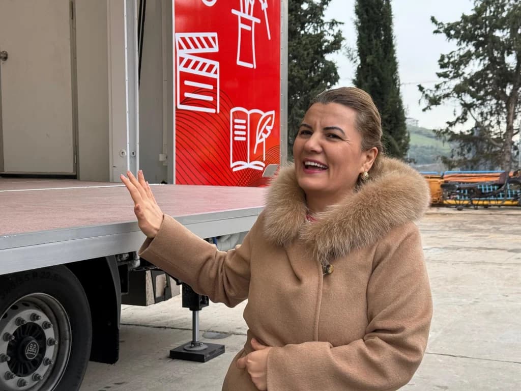 İzmit Belediyesi mobil sahnesini hizmete aldı