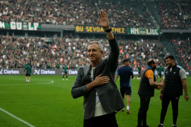 Taner Gülleri'ye Kocaelispor'dan Plaket!