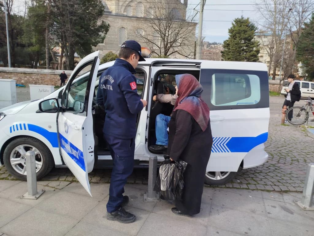 Zabıta ekipleri yaşlı çiftin yardımına koştu!