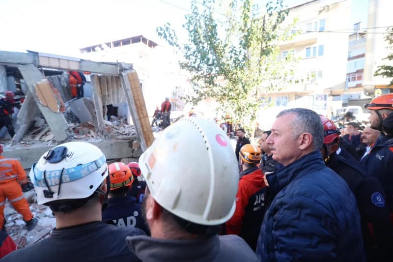 Gebze'de bina çöktü, arama kurtarma sürüyor!