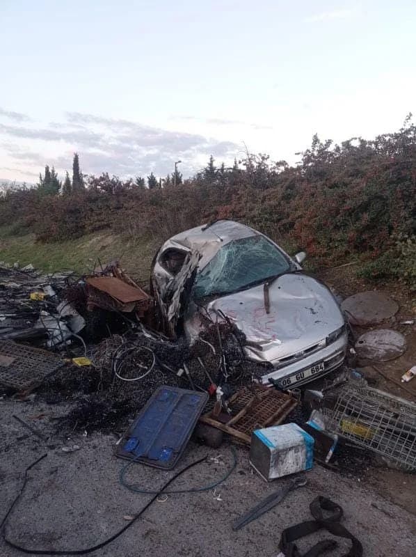 Çayırova'da kaza: Otomobil kamyonete çarptı!