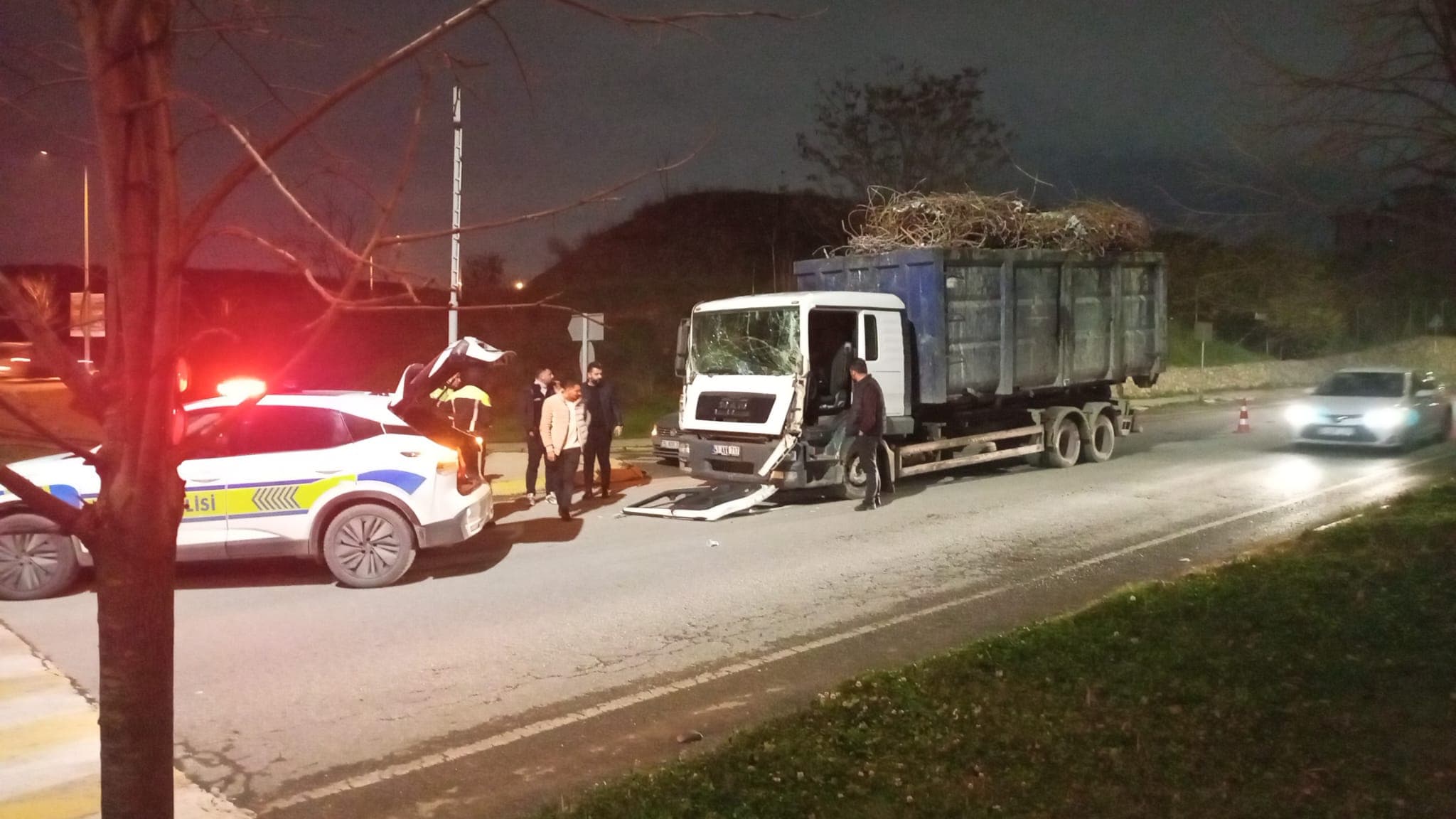Gebze'de hurda yüklü kamyonlar çarpıştı!