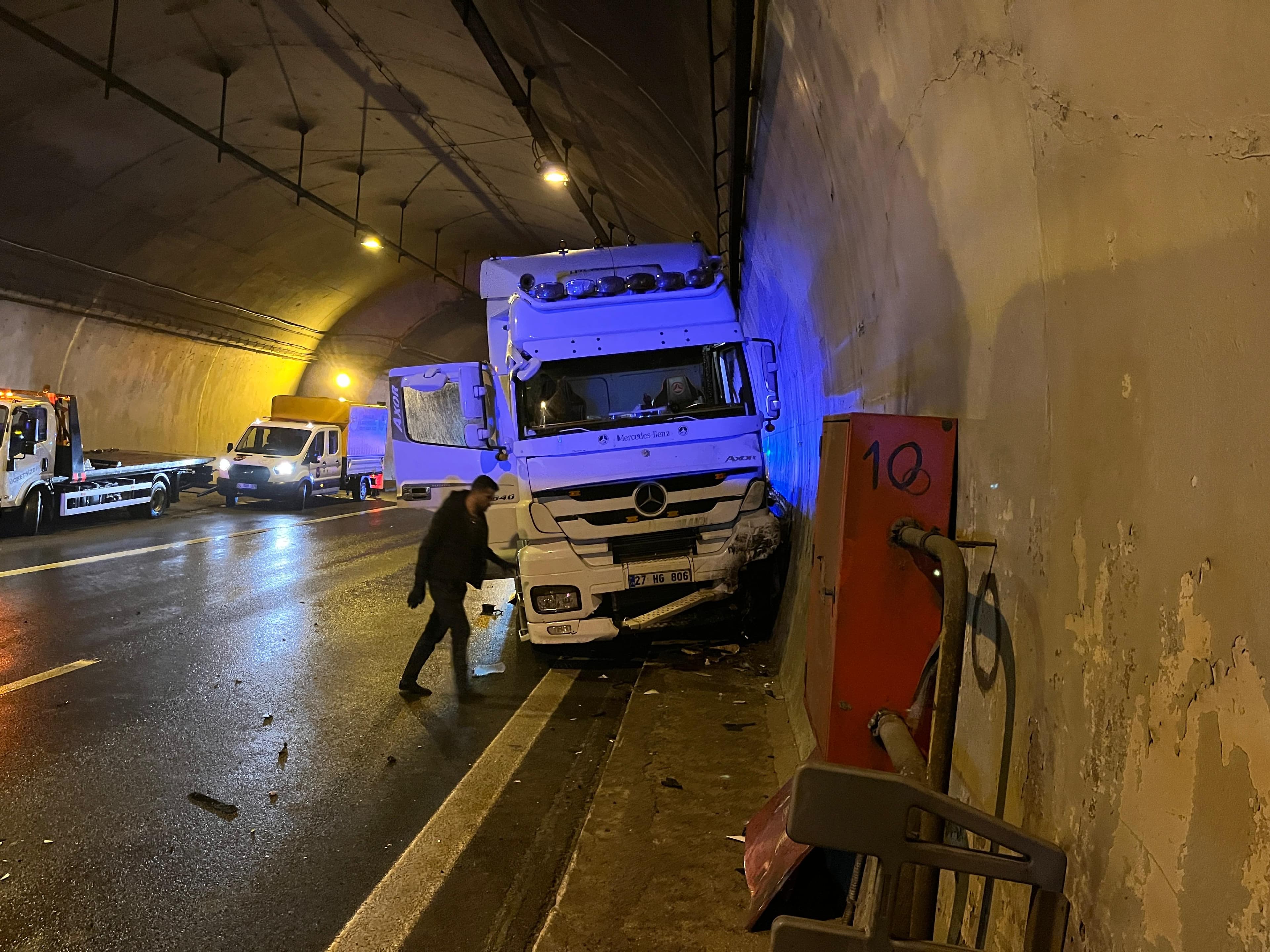 İzmit'te Tır Otomobili Tünel Duvarına Sıkıştırdı!