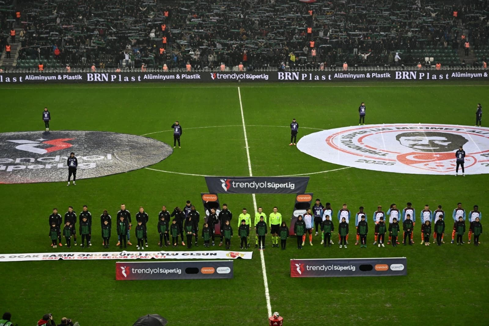 Kocaelispor-Trabzonspor Maçında Coşkulu Atmosfer!