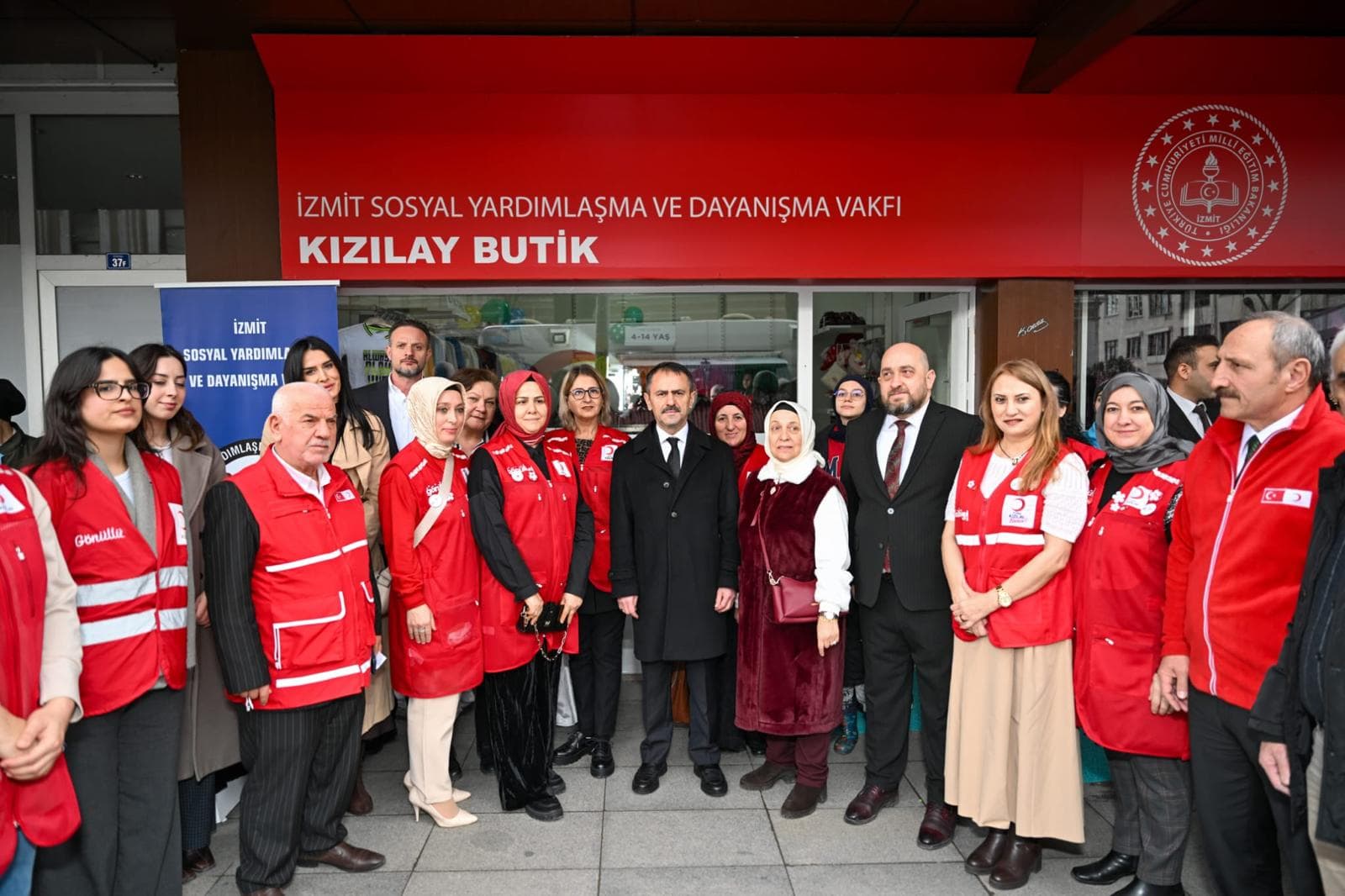 Vali Aktaş İzmit'te Kızılay Butik'i Ziyaret Etti