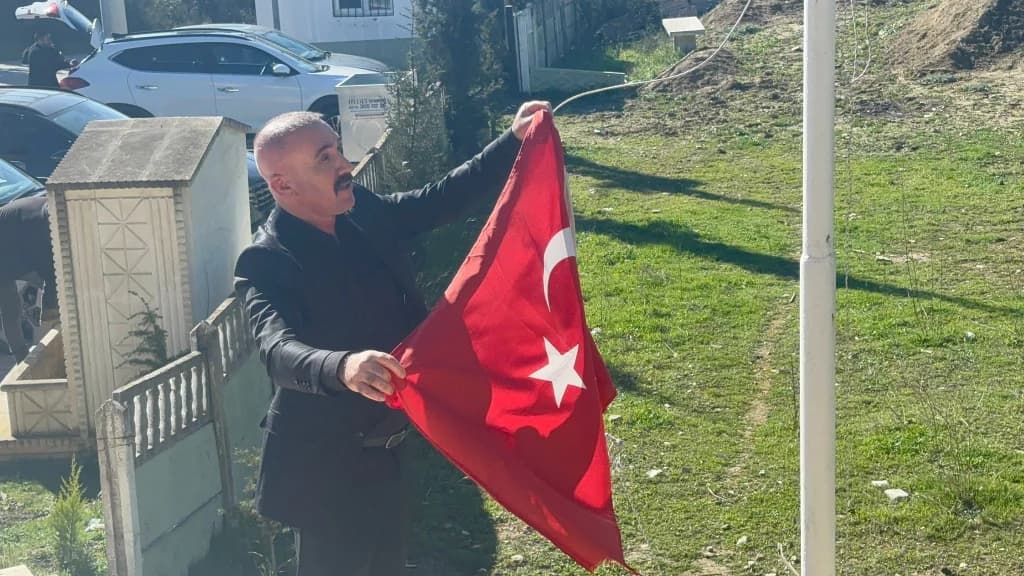 Yahya Kaptan Anıtı'ndaki bayraklar yenilendi