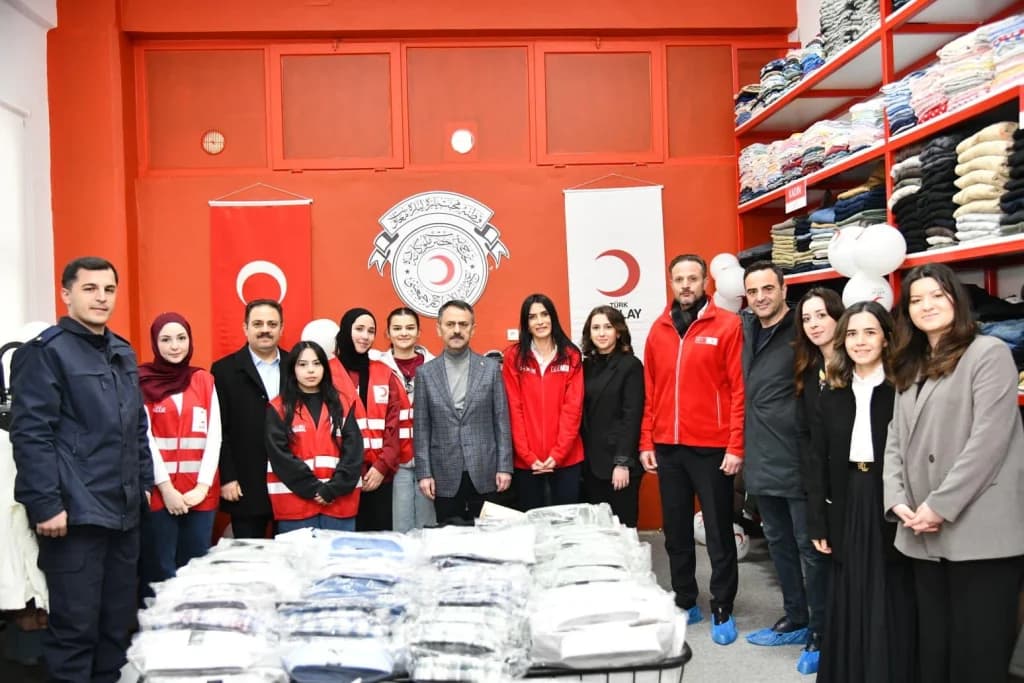Vali Aktaş'tan Kızılay Başiskele Butik Mağazası'na Ziyaret