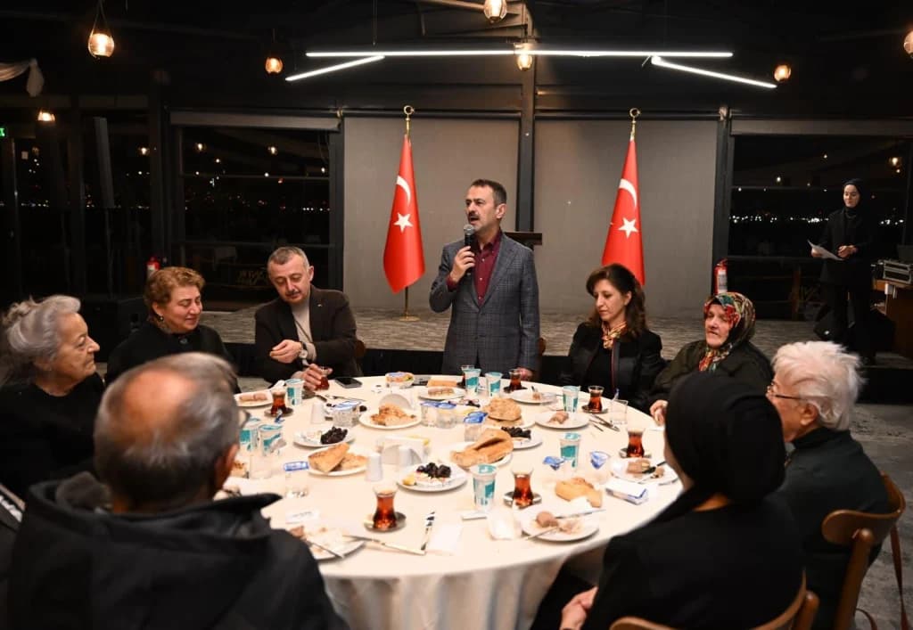 Vali Aktaş ve Büyükakın'dan huzurevi sakinleriyle iftar