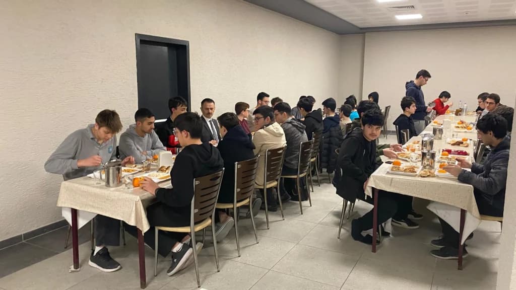 Vali Aktaş, İzmit İmam Hatip'te öğrencilerle iftar yaptı