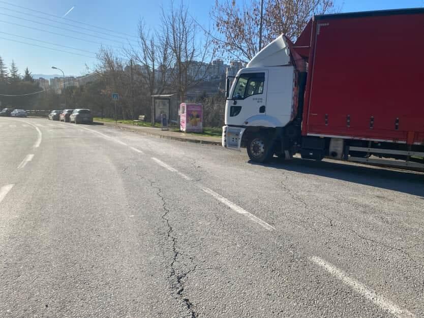 İzmit'te Park Edilen Tır Tehlike Saçıyor!