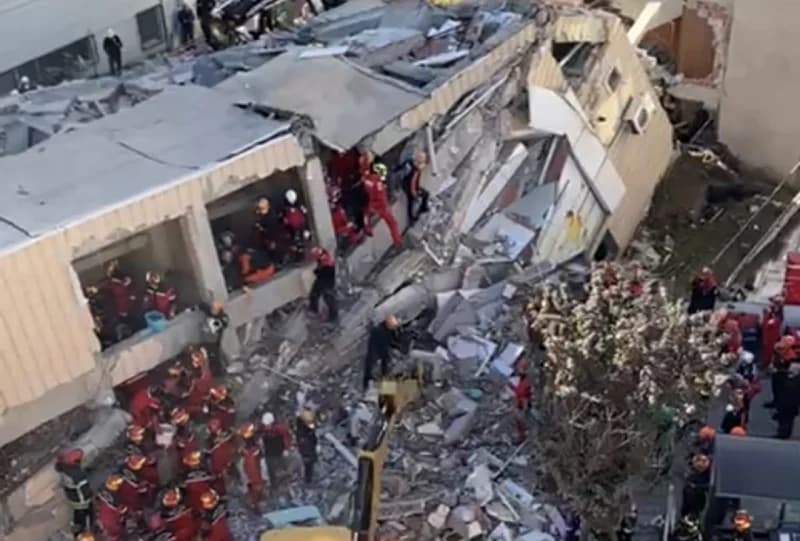 Gebze'de bina çöktü, kurtarma çalışmaları sürüyor!