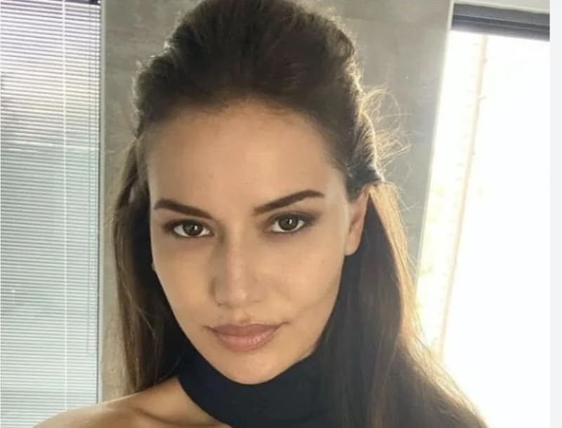 Fahriye Evcen'in Saat Reklamı Anlaşması!