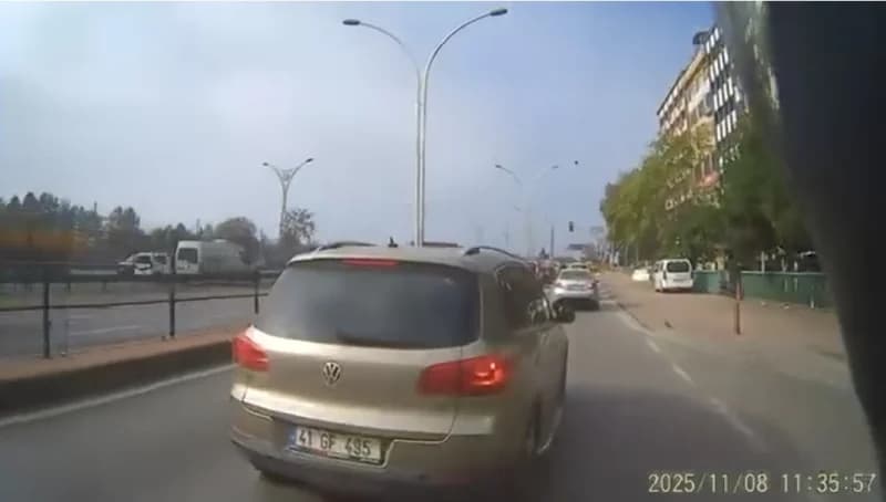 İzmit'te Tehlikeli Anlar: Otomobil Şerit Değiştirdi!