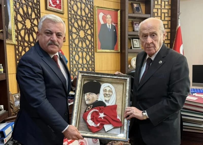 Tuncay Batı'dan Bahçeli'ye anlamlı hediye!