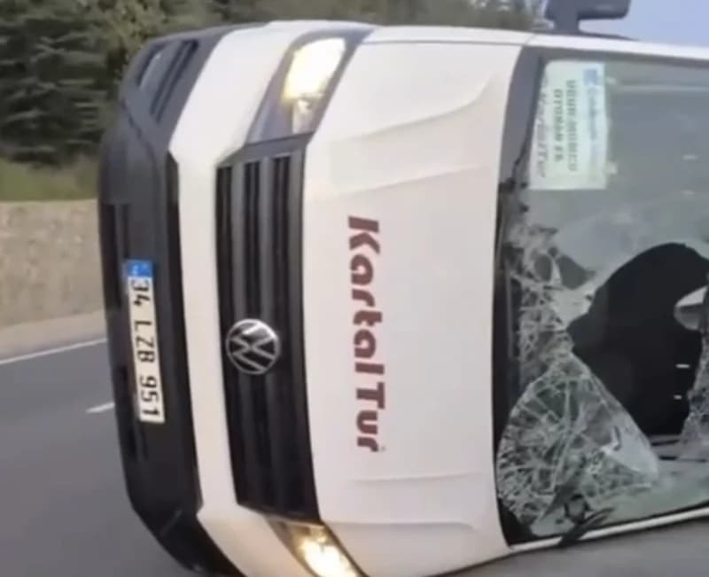 Gebze E-5'te Servis Minibüsü Devrildi!