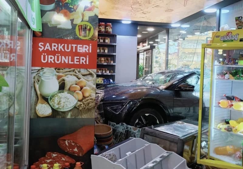 Çayırova'da Araç Kasap Dükkânına Girdi!