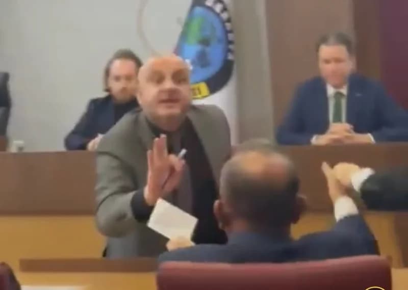 Serdivan'da Meclis Gerginliği: Başkan Yardımcısı Saldırdı!