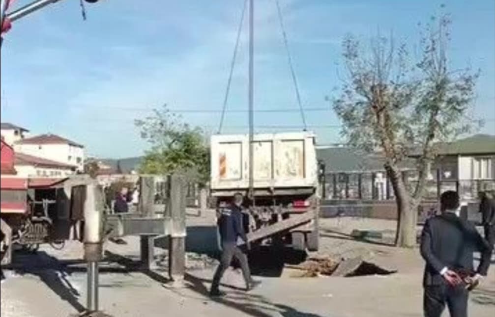 Dilovası'nda okul bahçesinde asfalt çöktü!