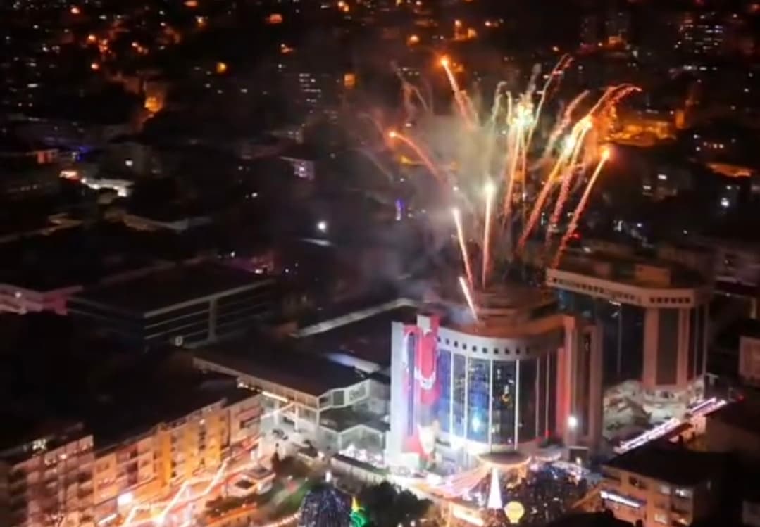 İzmit'te 2026 Coşkusu: Havai Fişek Gösterisi!