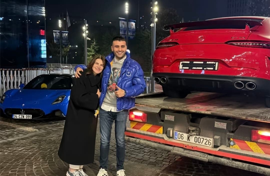 CZN Burak'tan Annesine Lüks Hediye!