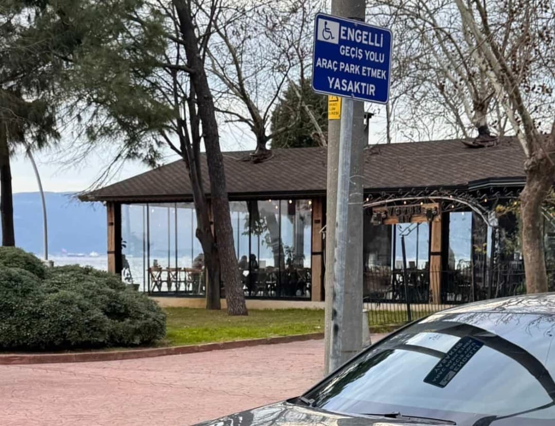 Karamürsel'de Engelli Rampasına Araç Parkı!