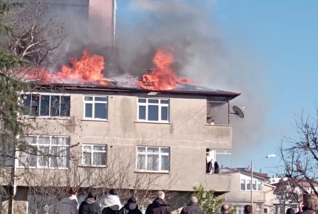 Gebze İstasyon Caddesi'nde Çatı Yangını!