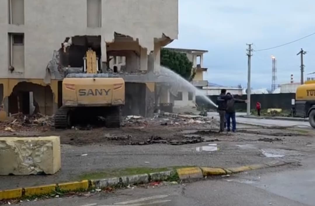 Körfez'de Okul Karşısında Tehlikeli Yıkım!