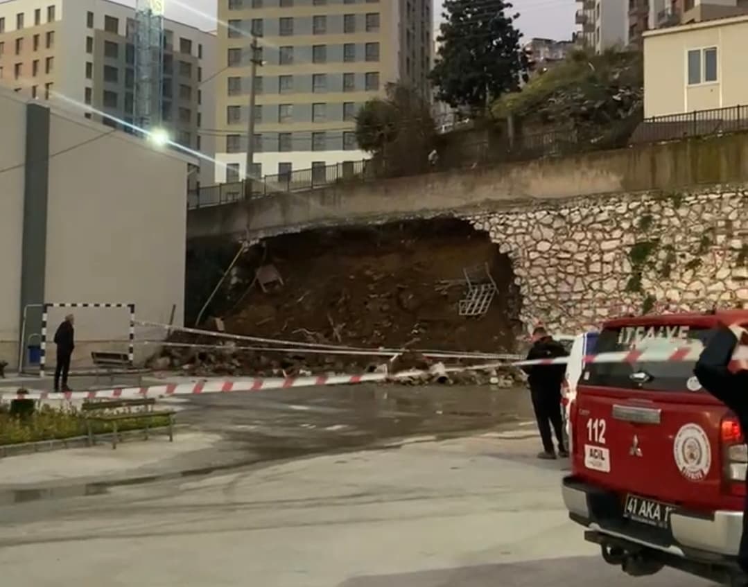 İzmit'te İstinat Duvarı Çöktü!