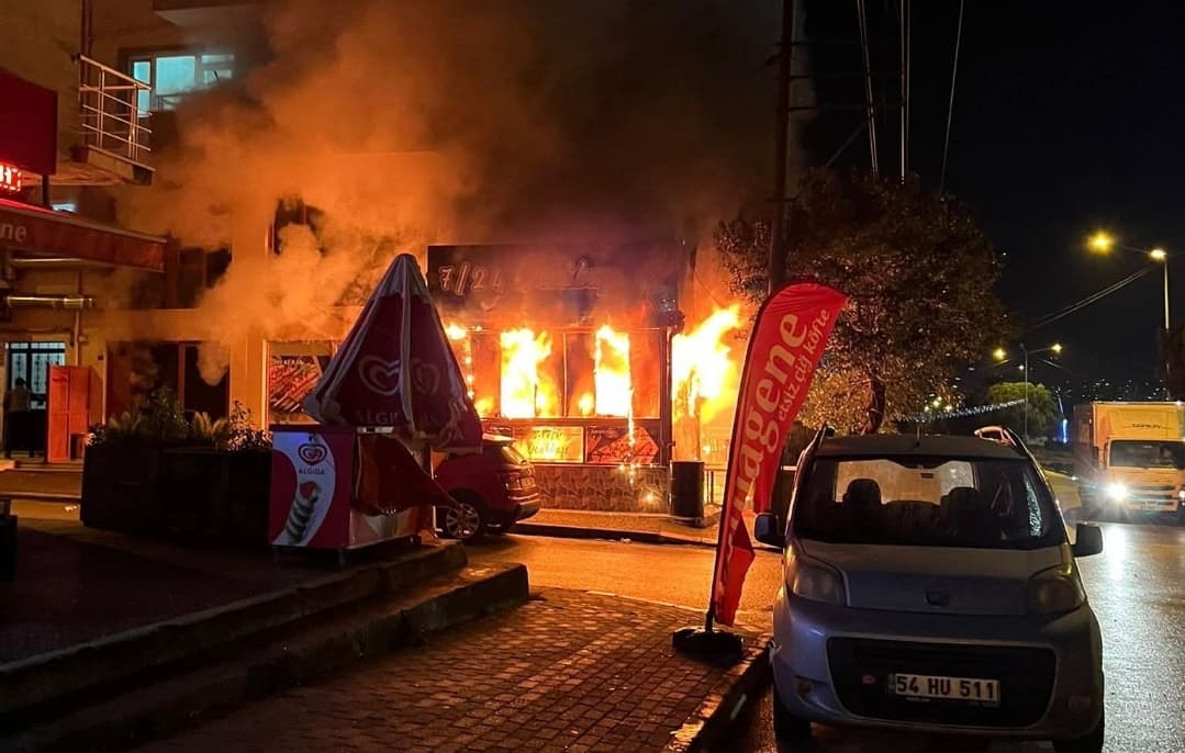 Derince'de Kebapçıda Yangın!