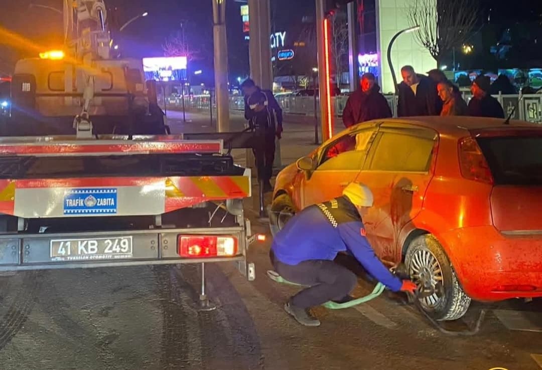 Kocaeli'de Otomobil Yangını Paniği!