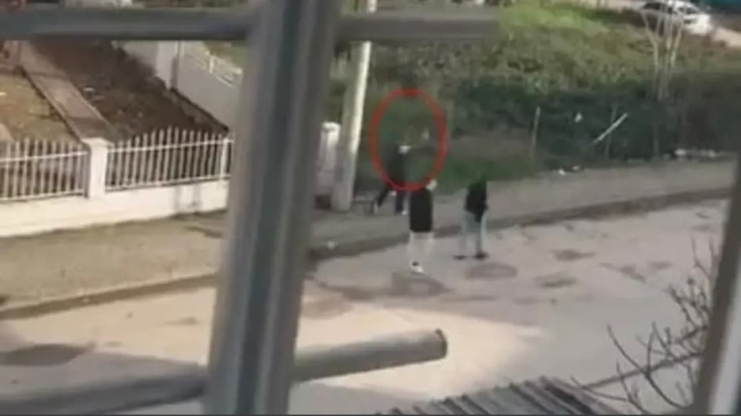 İzmit'te 3 Çocuk Havaya Ateş Açtı!
