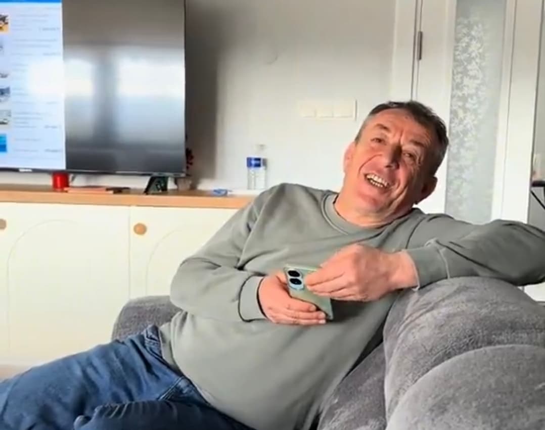 Genç, Babasının Telefonunu Televizyona Yansıttı!