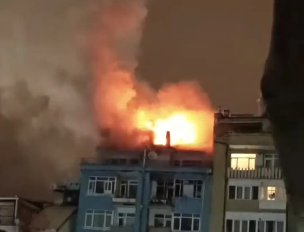 Çatı katında gece yarısı yangın paniği!