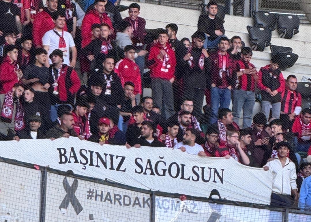 Tribünlerde Arda Kaçmaz'a Duygusal Anma