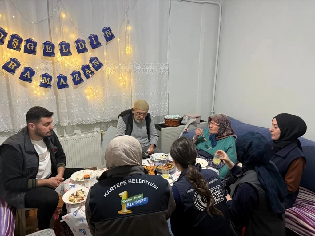 Kartepe Belediyesi'nden yaşlılara Ramazan sürprizi