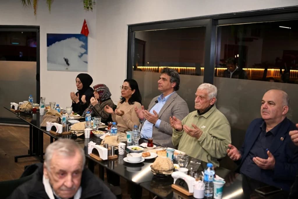 Kartepe'de Ramazan bereketi yaşlılarla paylaşıldı