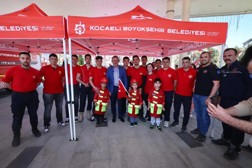 Başkan Büyükakın'a çocuklardan sevgi seli