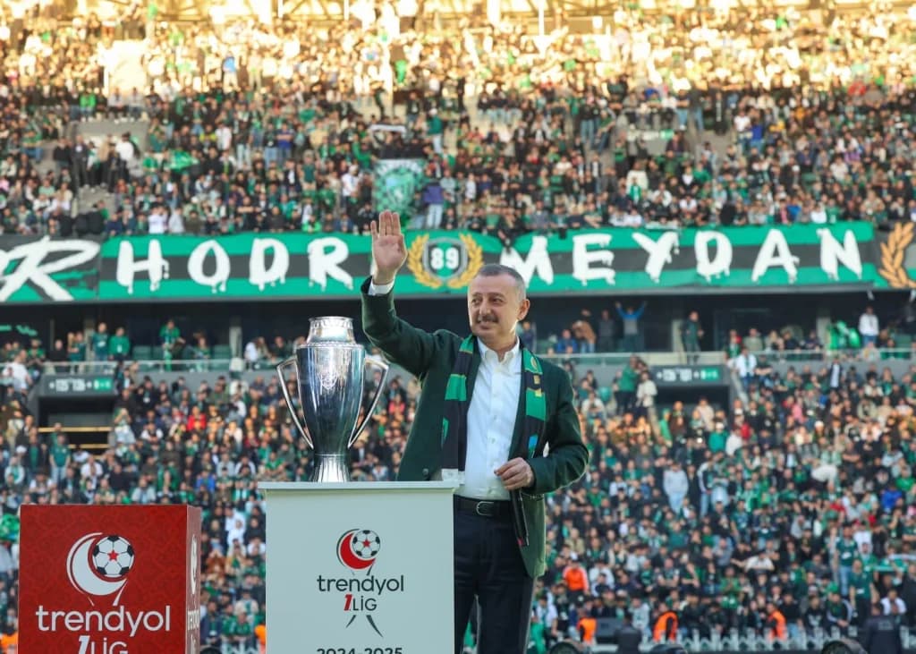Büyükakın'dan Kocaelispor'a 60. Yıl Kutlaması