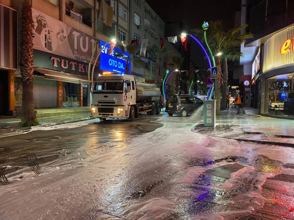 Çayırova'da Bayram Öncesi Cadde Temizliği