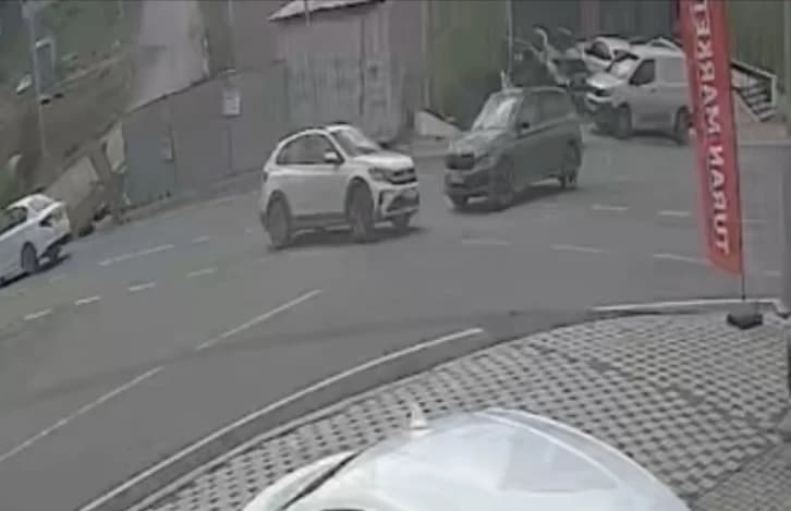 Çayırova'da iki SUV çarpıştı: 7 yaralı!