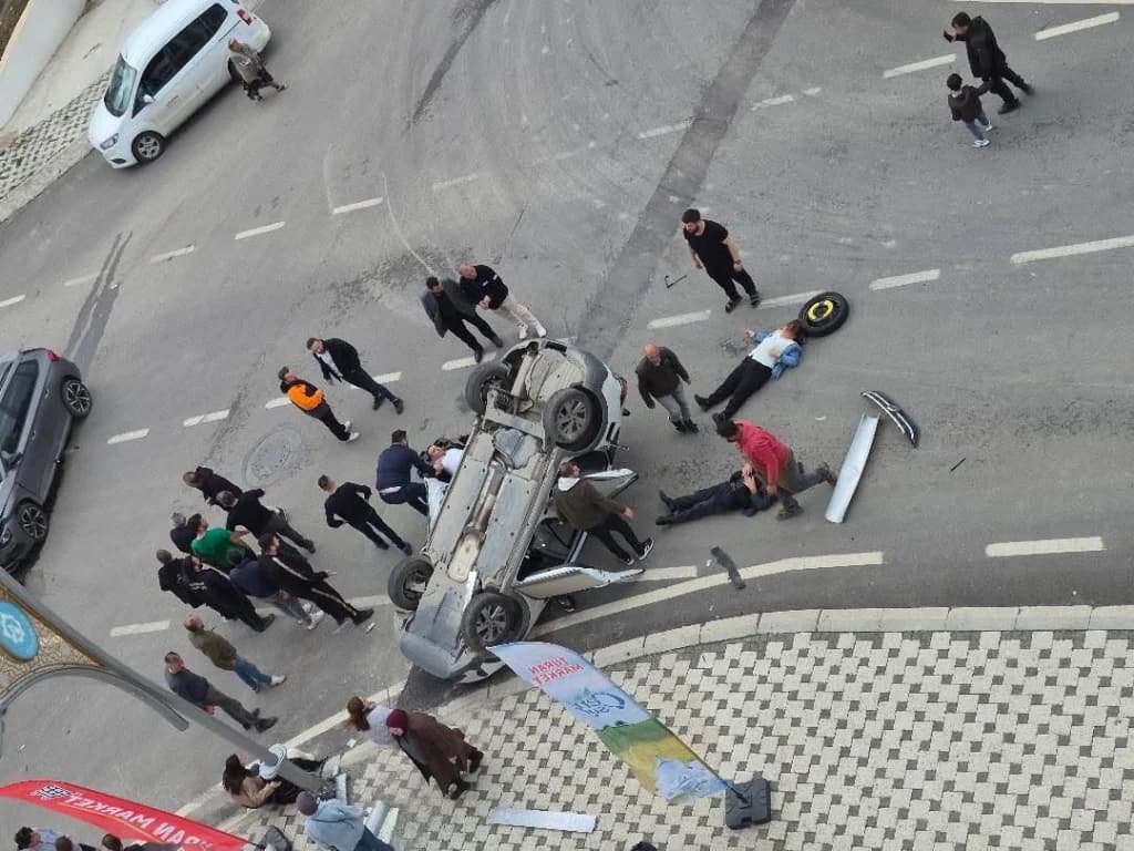 Çayırova'da otomobil takla attı: 2 yaralı!