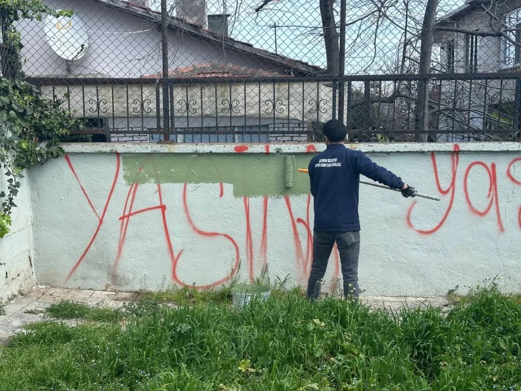 Çayırova'da park duvarları yenileniyor