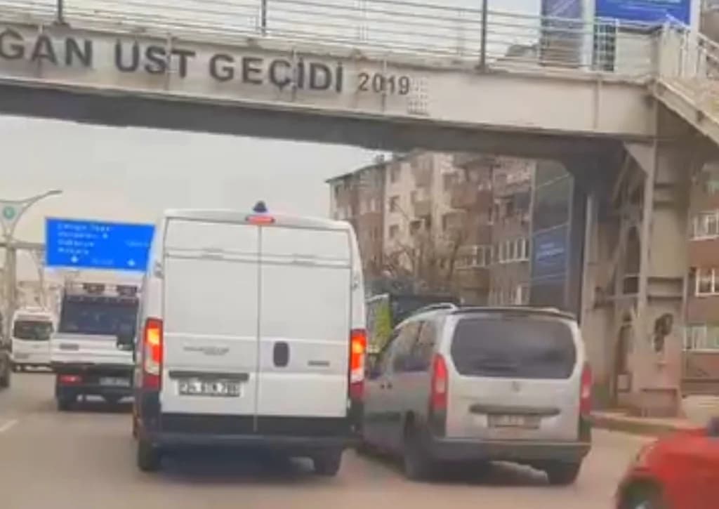 D-100'de trafik magandası dehşet saçtı!